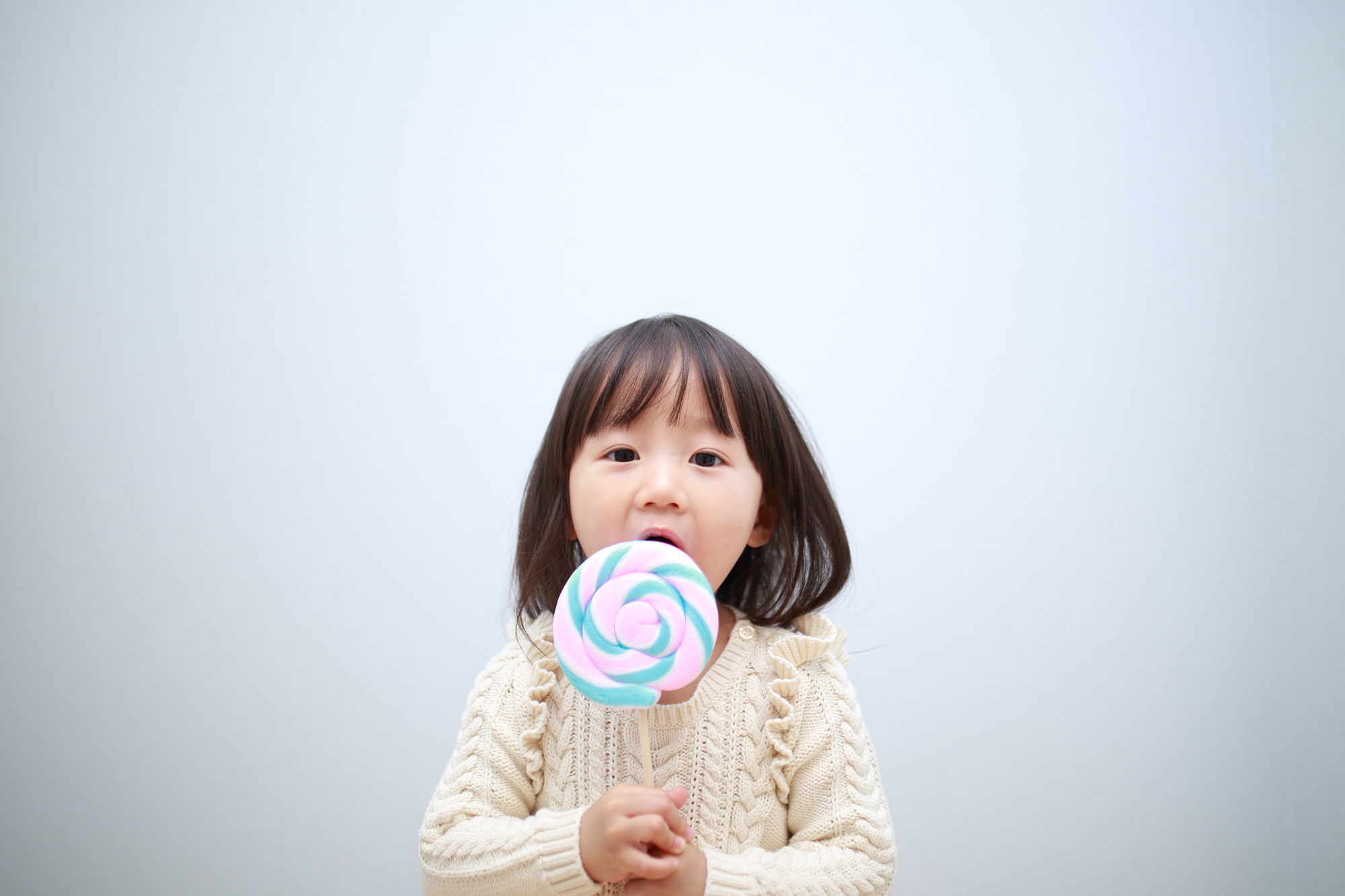 お菓子を食べる子ども