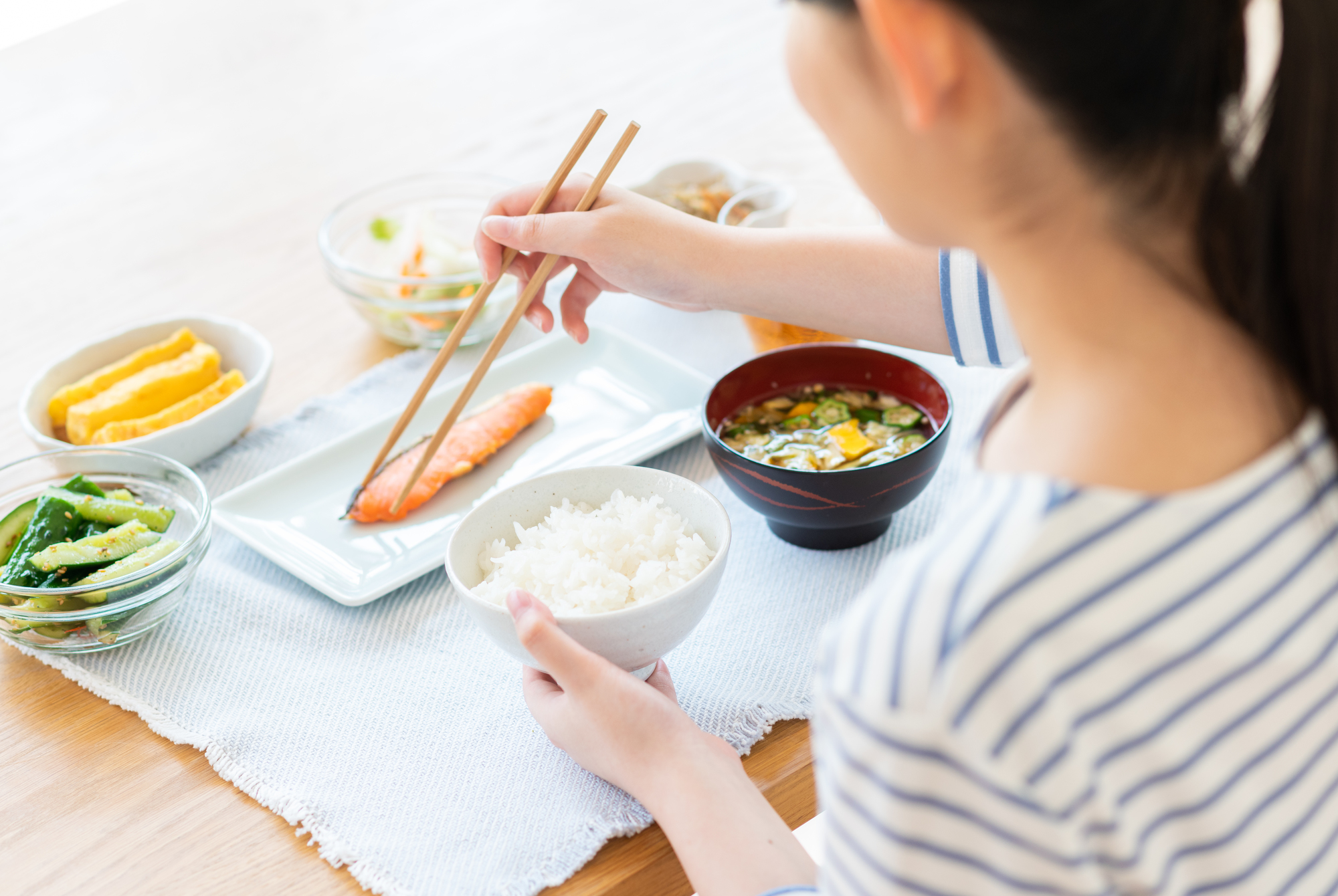 ご飯を食べる