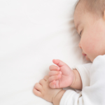 赤ちゃんがうなる…大丈夫？原因は？寝てる時や授乳中などの対策｜医師監修