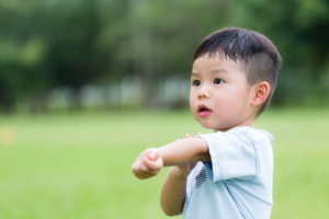 子どもが手足口病に。保育園や幼稚園はいつから登園？プールは？【医師監修】