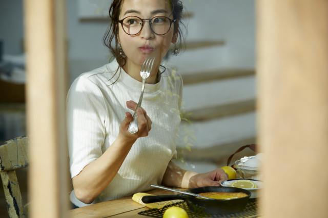 食事をするママ