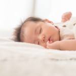 眠る赤ちゃん