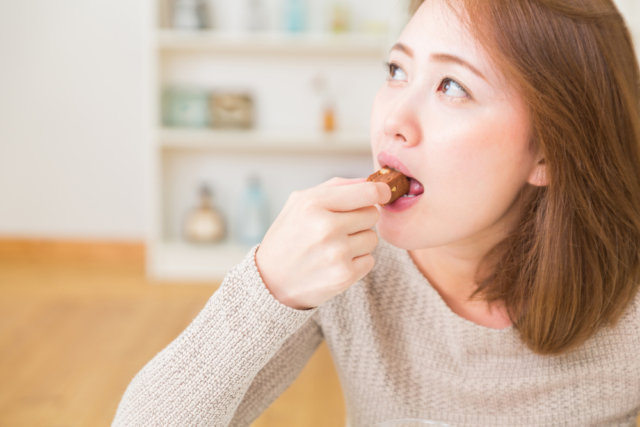 チョコを食べる女性