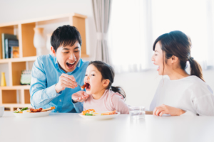 2歳の食事メニュー！量やNGは？食べムラ・食べ遊び対策｜管理栄養士監修