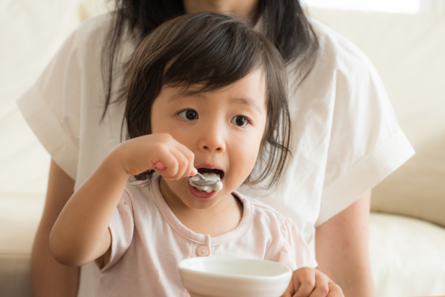 食べている子ども