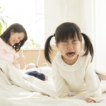 上の子　泣く