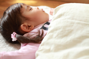 2歳の睡眠時間の理想は？短いとダメ？寝かしつけのコツも｜小児科専門医監修