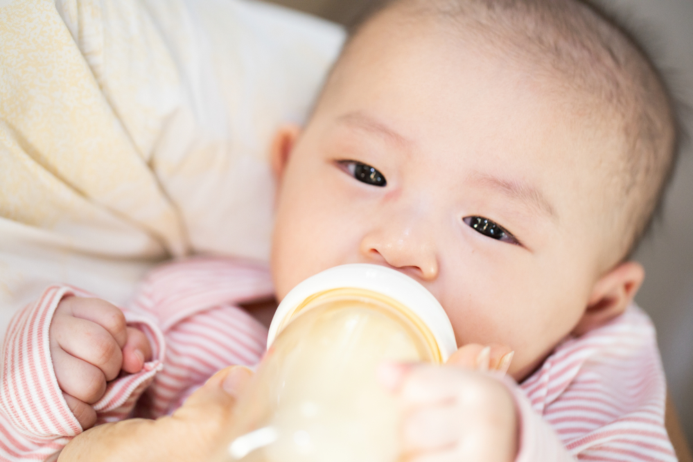 ミルクを飲む赤ちゃん