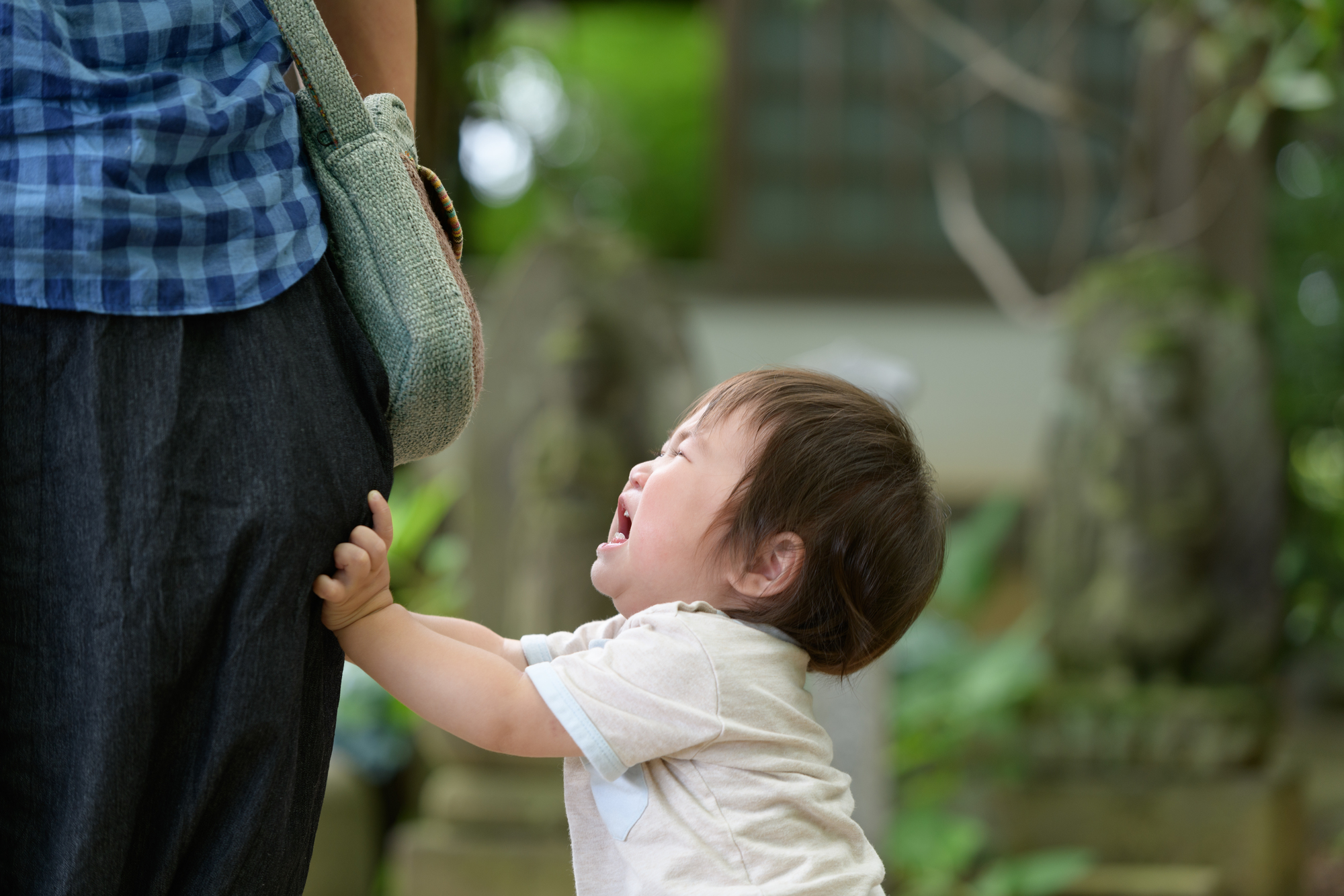 泣く子ども