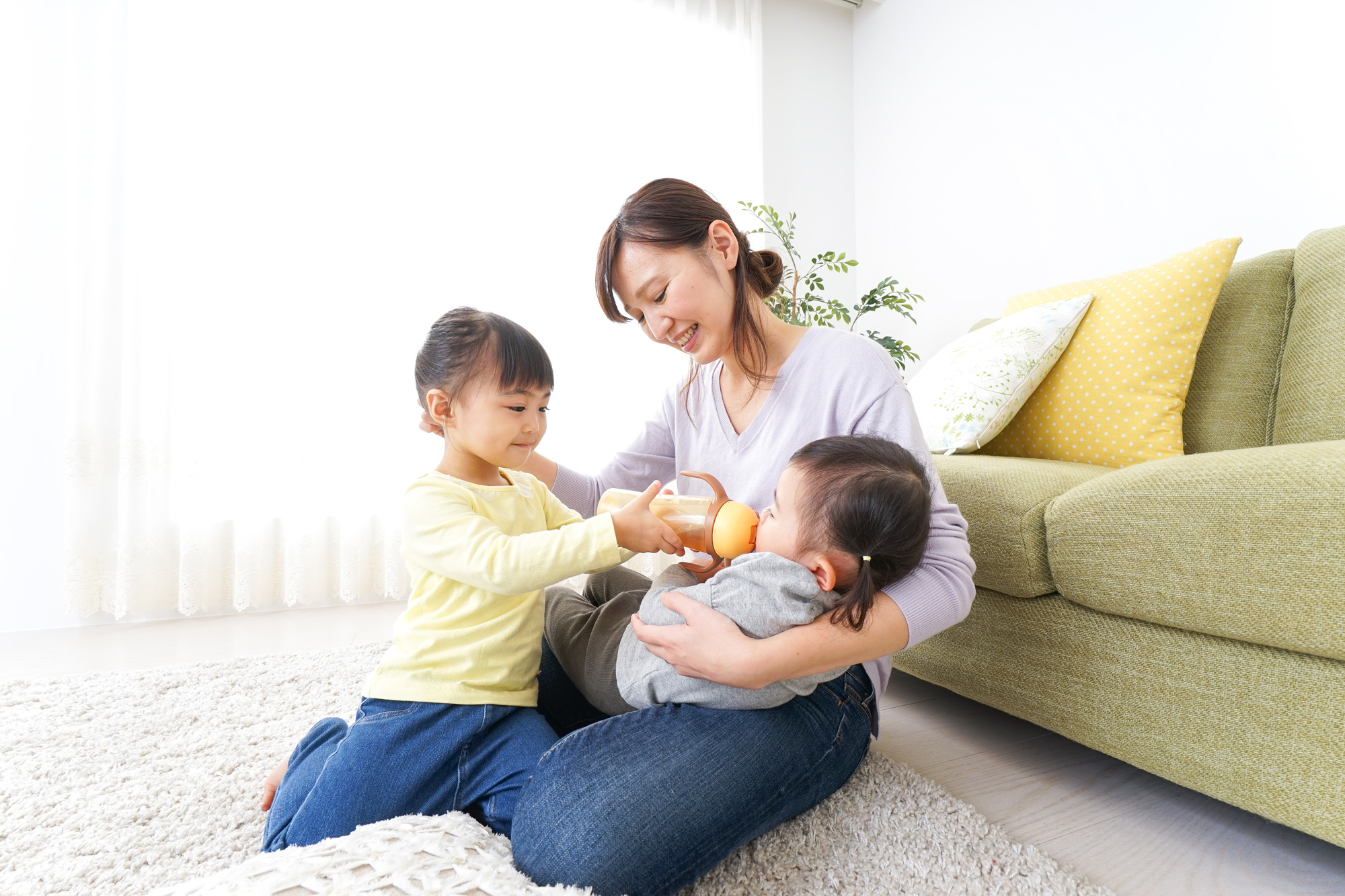 下の子の世話をする子ども