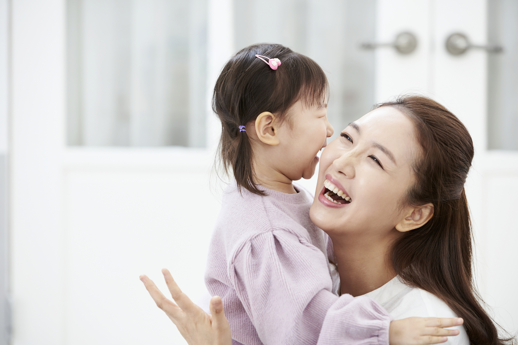 甘える子どもとママ