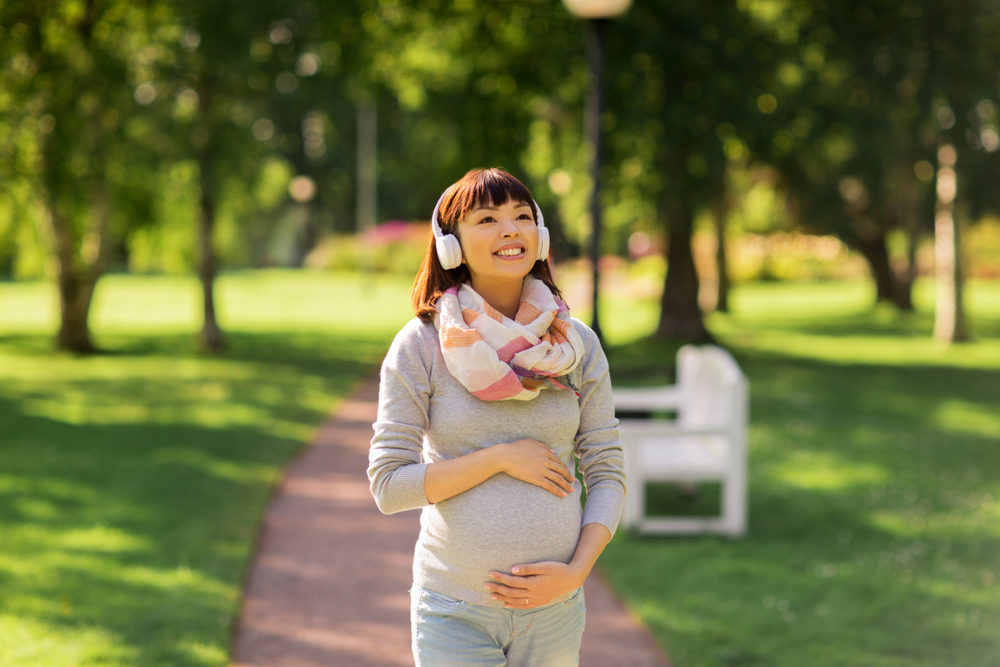 ウォーキングする妊婦