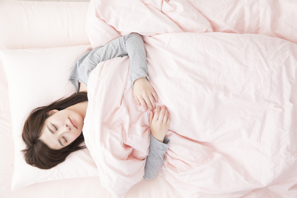 産後の正しい寝方とNG例。胸が張る、腰痛、骨盤が痛い｜看護師監修 | kosodate LIFE（子育てライフ）