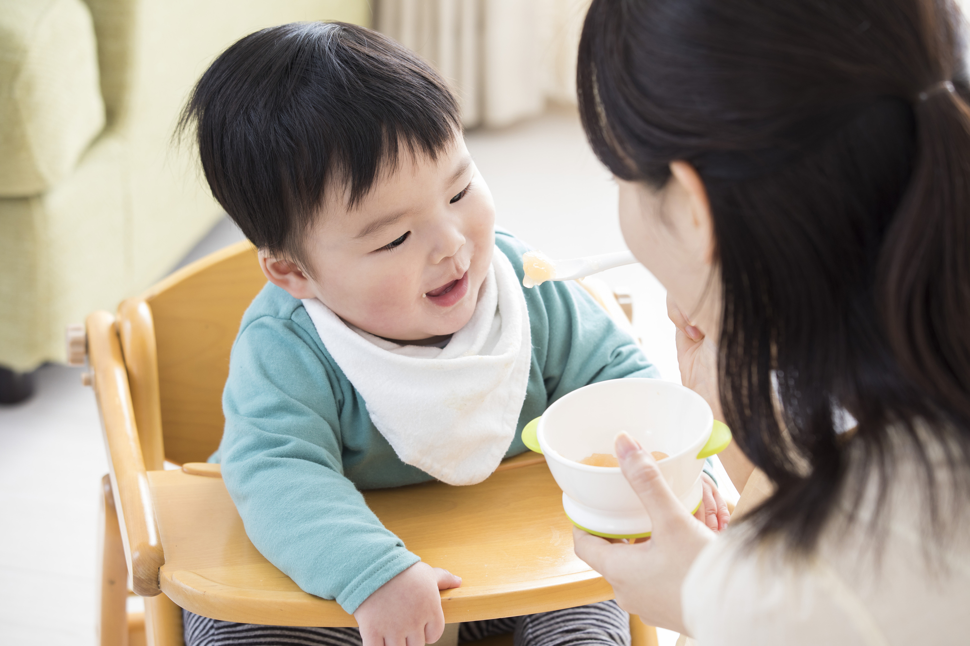 ご飯を食べる1歳児の男の子