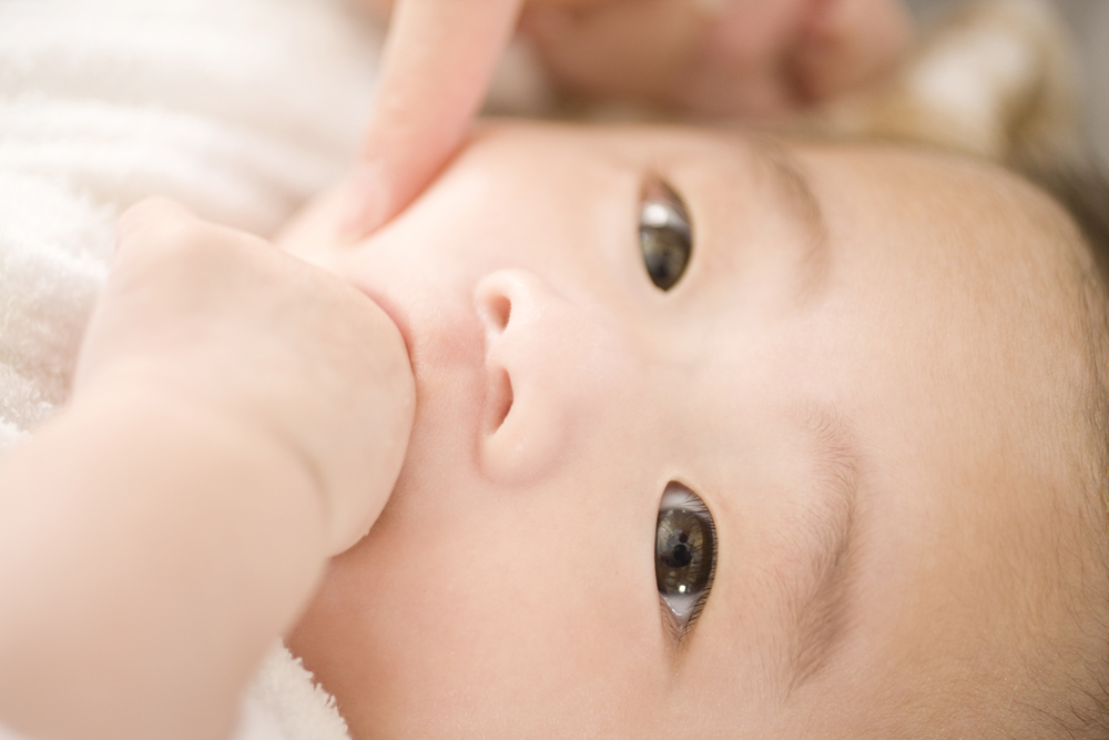 赤ちゃんのよだれが多い･･･大丈夫？臭い、かぶれる、粘る等｜看護師監修