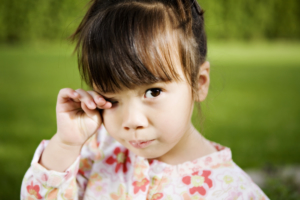 子ども　目　子供　朝起きれない