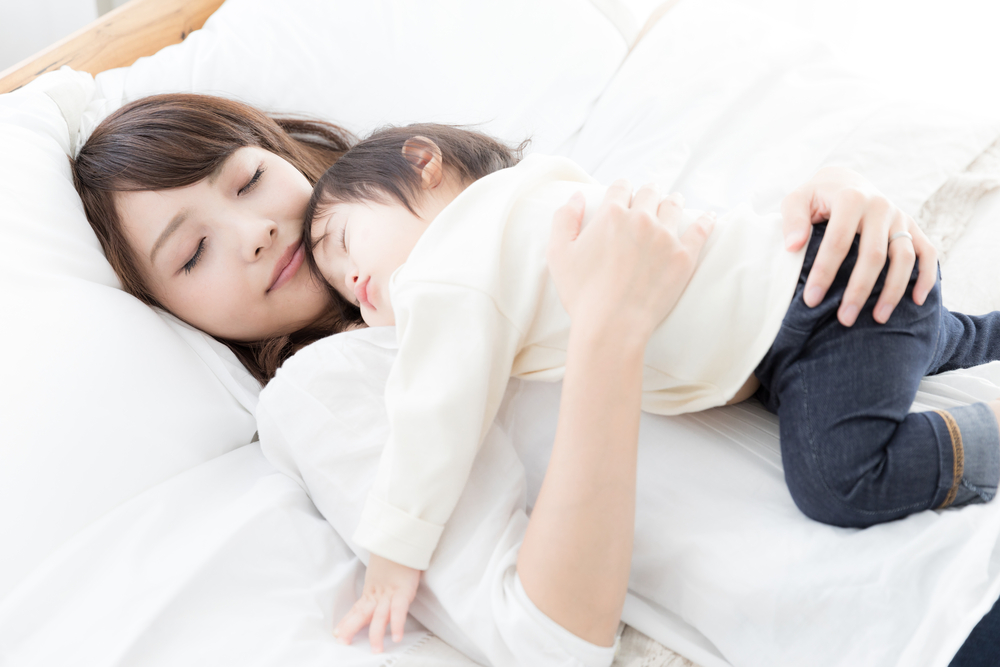 眠る子ども