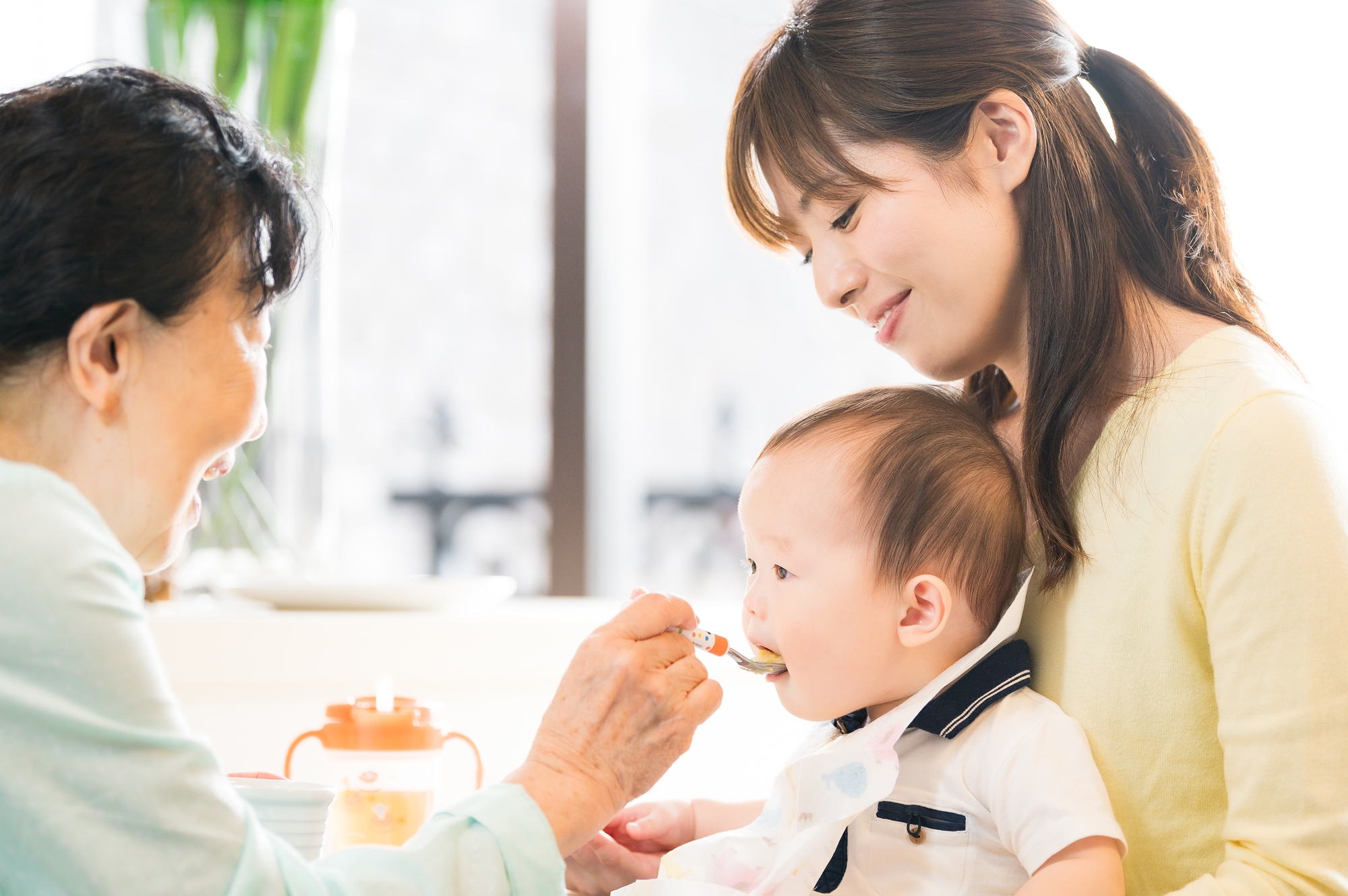 離乳食を食べる赤ちゃん