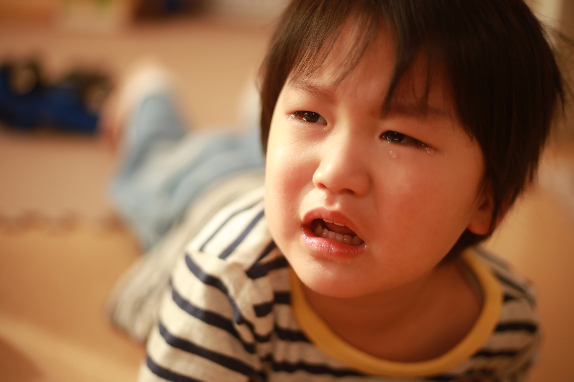 泣いている男の子