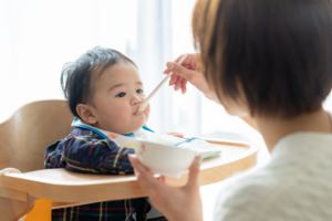 離乳食を嫌がる！楽しく食べさせる工夫。食べないときのイライラ対策も