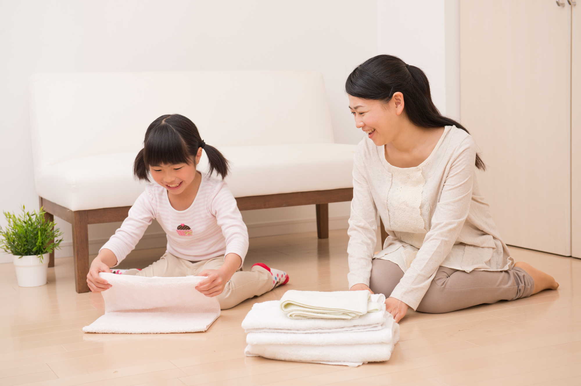 子供と洗濯物たたみ