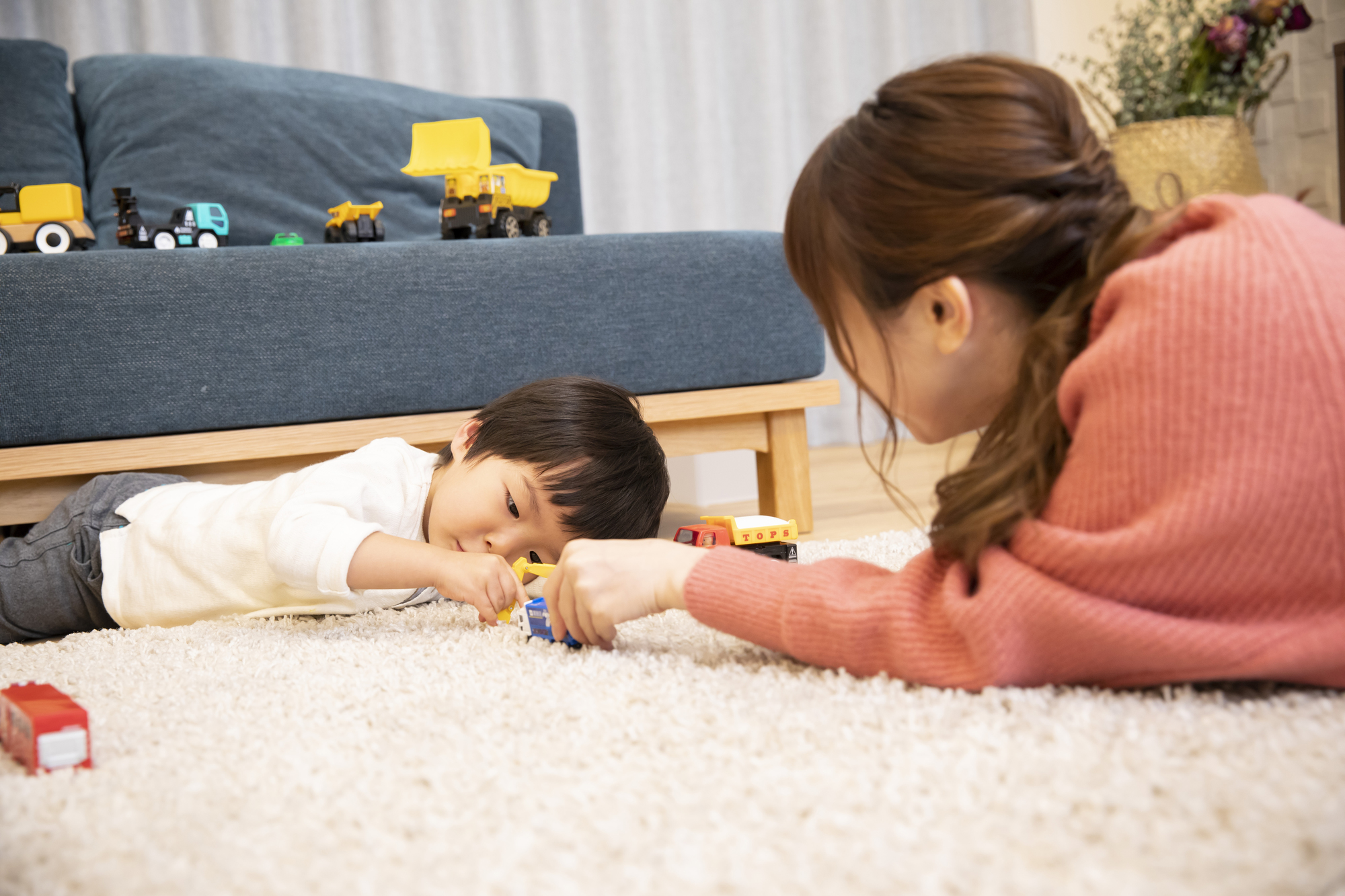 子どもと遊ぶママ