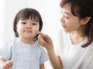 子どもの顔に湿疹