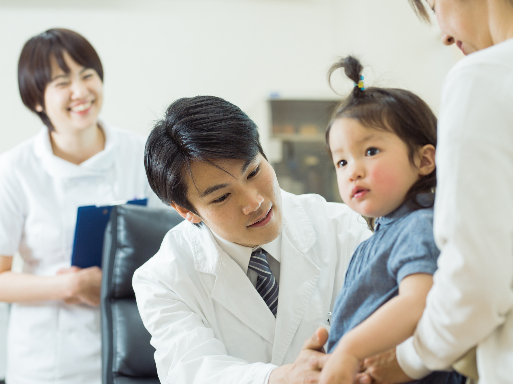 子どもの赤い発疹。熱なし・かゆみなし。水いぼや突発性発疹かも【医師監修】