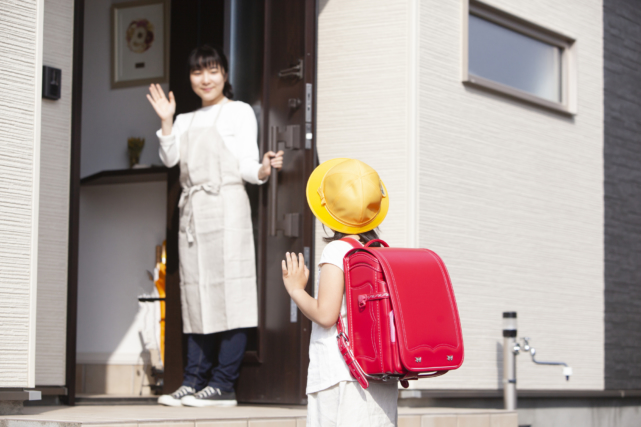 学校に行く子ども