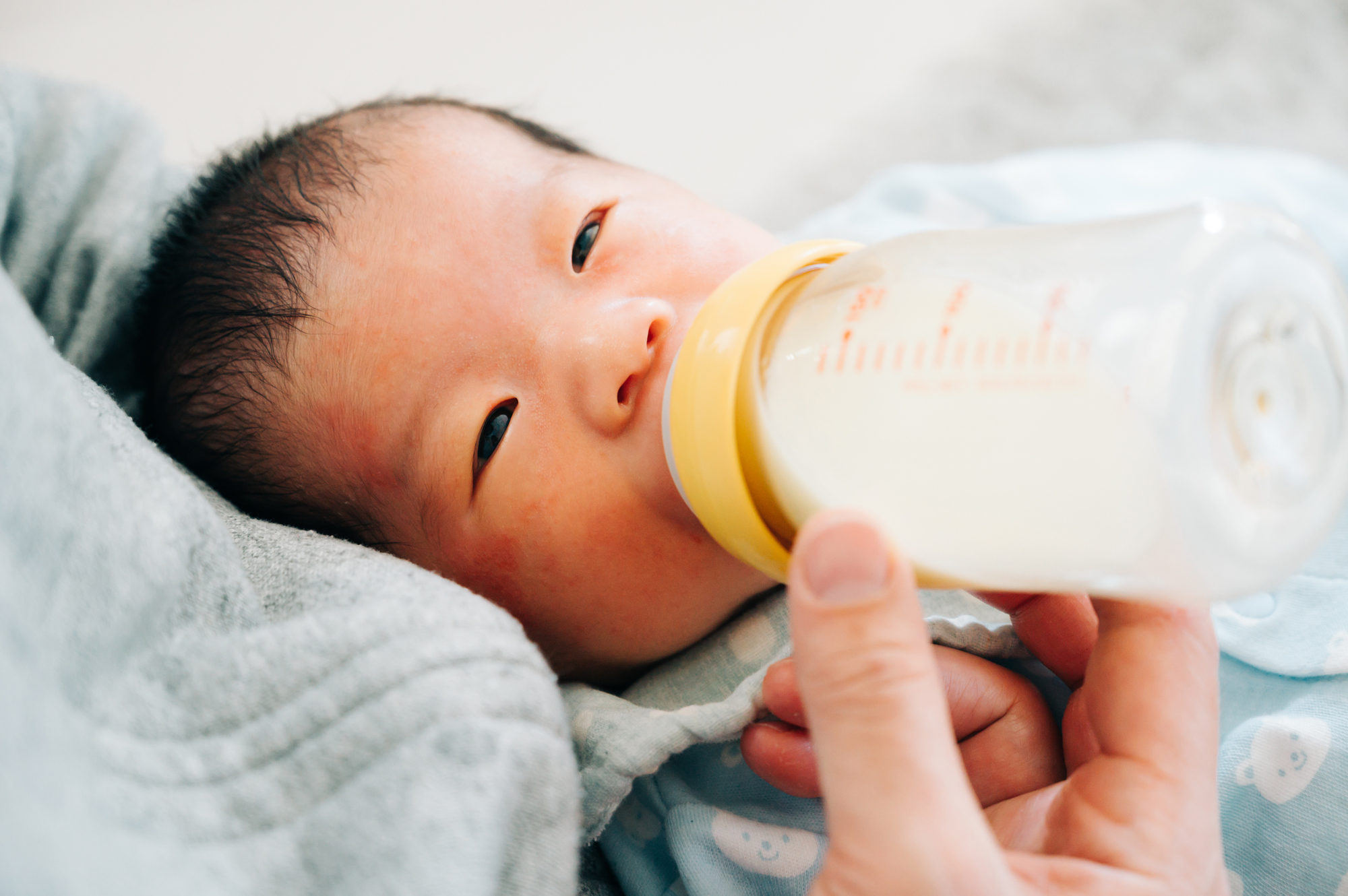 ミルクを飲む新生児