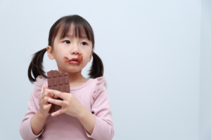 チョコレートを食べる