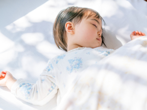 頭を打った後よく眠る子ども