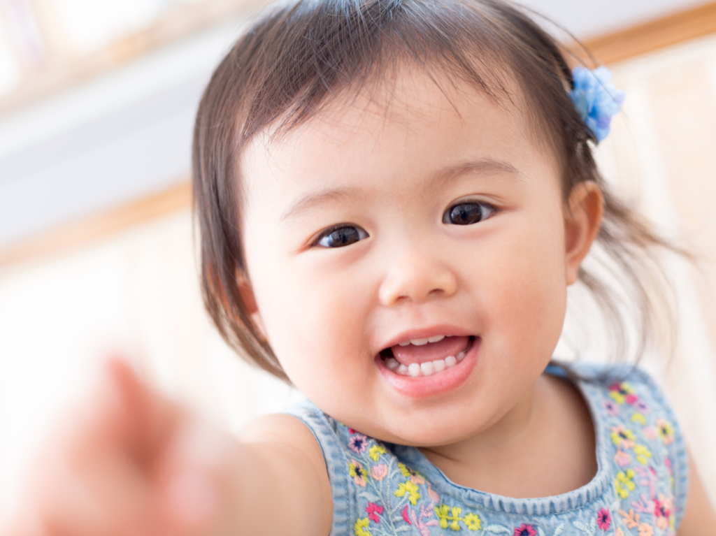 1歳児におすすめ！新聞紙を使った室内遊び15選。ゲームから工作まで | kosodate LIFE（子育てライフ）