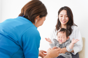 赤ちゃんの耳鼻科はいつから？鼻水や耳掃除はどうする？｜医師監修