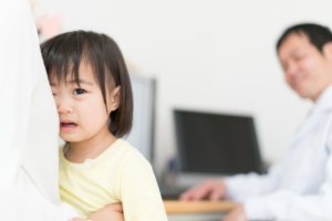 幼児の嘔吐｜受診目安は？お医者さんに伝えるべきポイントも【医師監修】