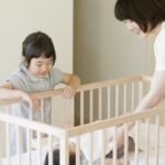 眠る赤ちゃんと家族