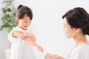 子どもの肘・膝のブツブツ・ザラザラ｜自然に治る？病院に行くべき？