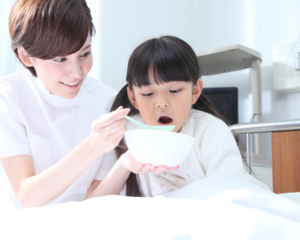 【医師監修】下痢中の子どもの食事｜消化によい食べ物って？水分補給も大事！