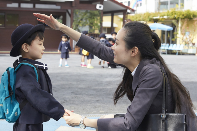 共働き　幼稚園