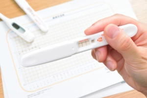 基礎体温が低いけど妊娠検査薬は「陽性」私は妊娠してる？【医師監修】