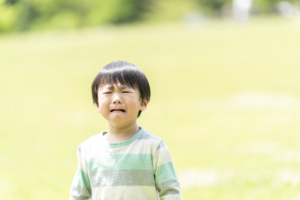 子どもが鼻をぶつけて腫れた！「病院は何科？」応急処置・鼻血の対処も