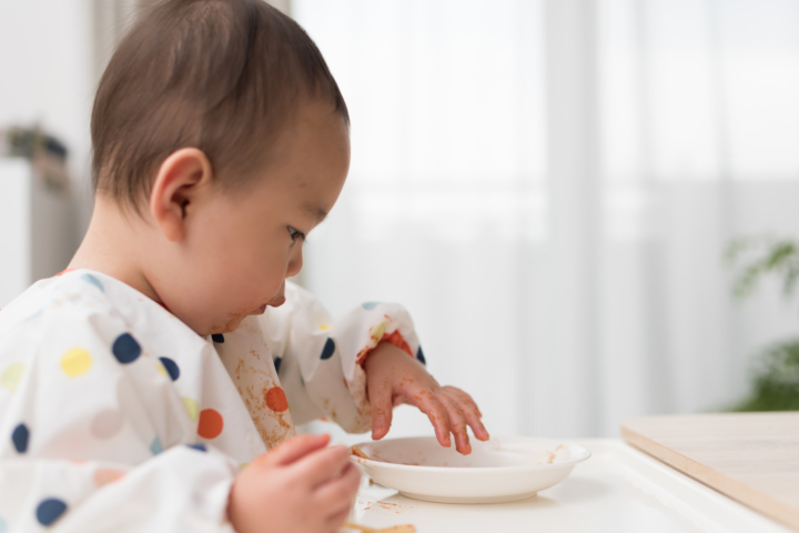 手づかみ食べはいつから？デビュー前の兆候。初期のメニュー＆練習法