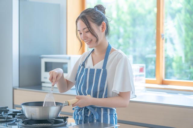 料理する妻