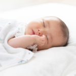 眠る赤ちゃん