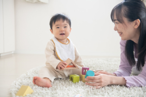 1歳児のおうち遊びアイデア集。家にあるもので出来る室内遊び。注意点も