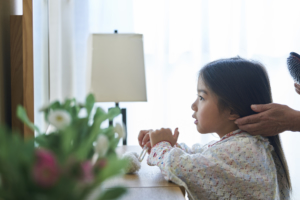 子どもの抜毛症｜親の対応や治療方法「どうすれば治る？」「何科に相談する？」