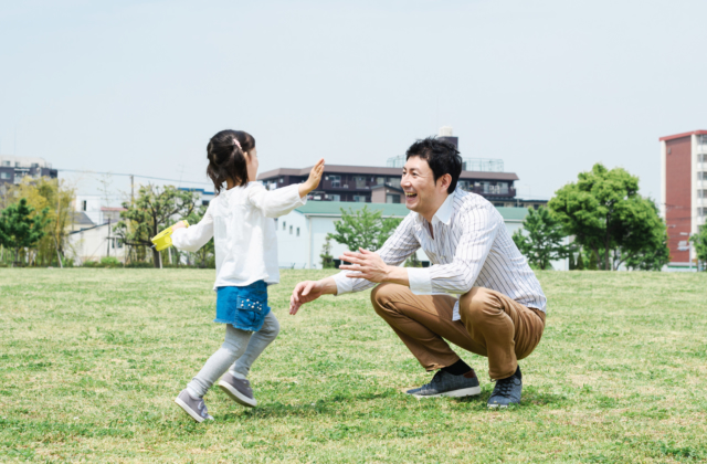 公園　遊ぶ　父親