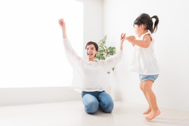 ダンスをする子どもとママ