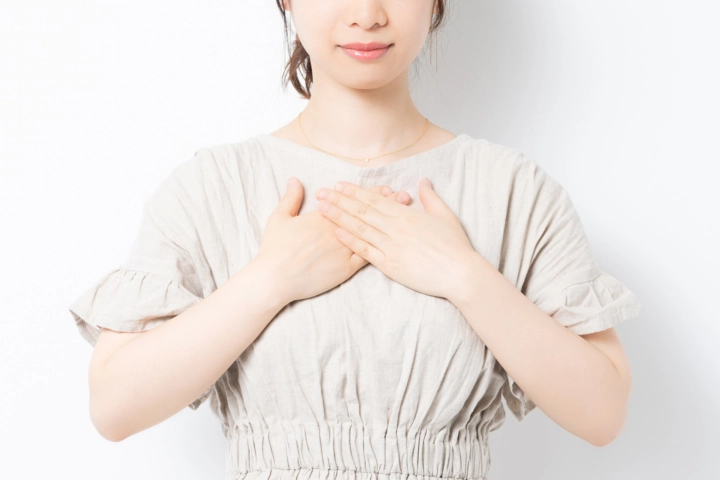 【妊婦さん体験談】出産前「母乳のような分泌物」はいつから出る？対処法＆ケア方法も