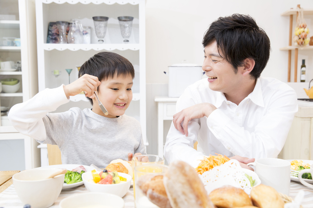 子供　父親　食卓